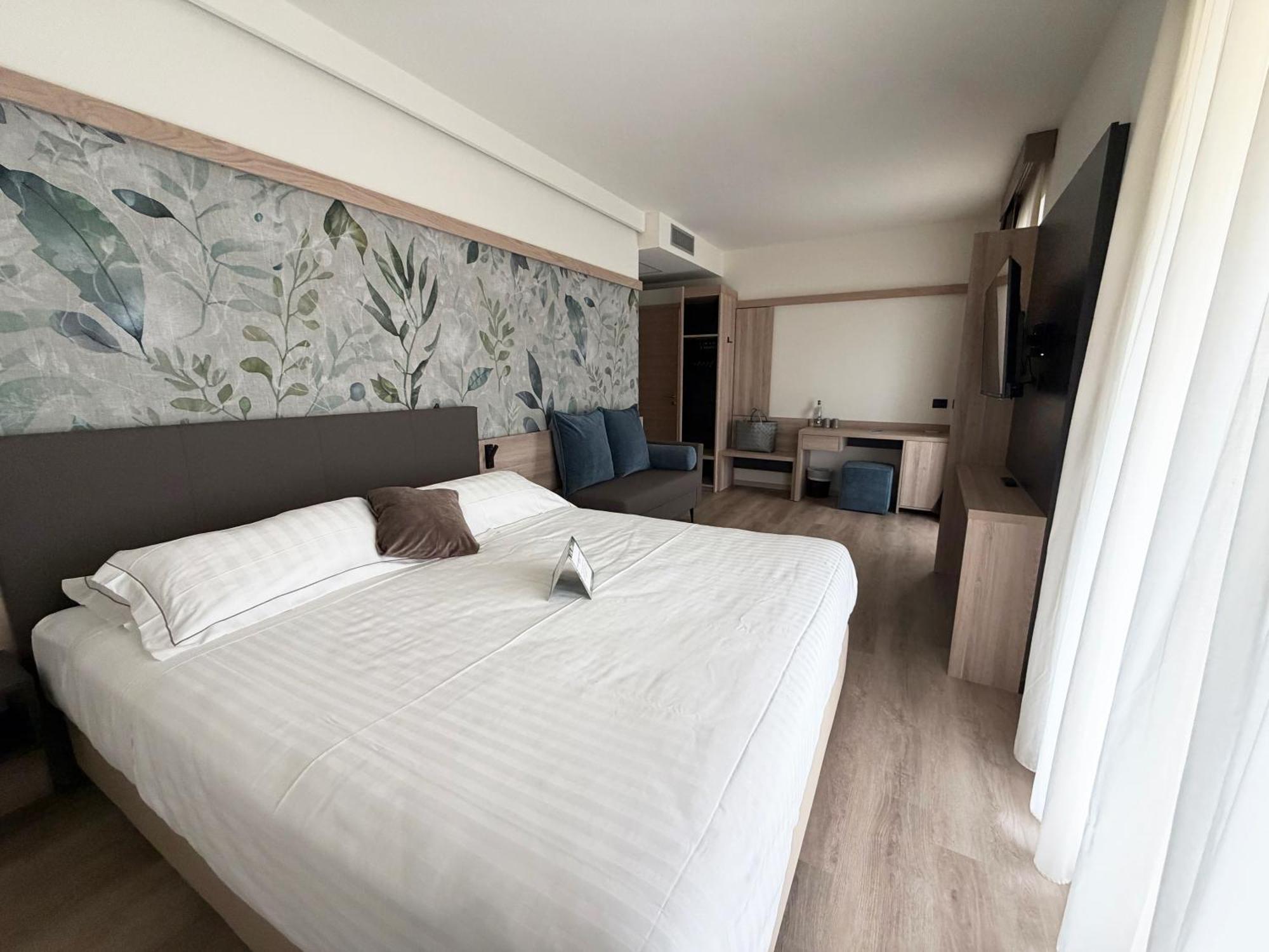 Double Room with Lake View,1765205834:JPEG